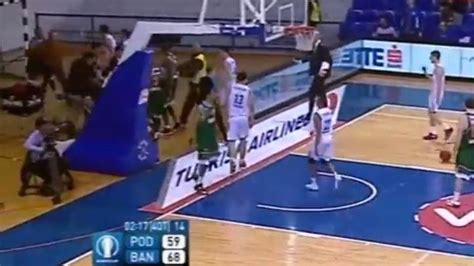 Semifinal Eurocopa De Básquet Un Hincha Agredió A Un Jugador En El Duelo Entre Buducnost Y