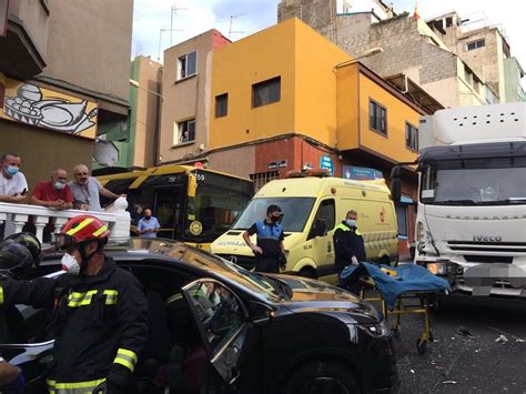 Sucesos Una Mujer Resulta Herida Al Chocar Un Coche Y Un Cami N En