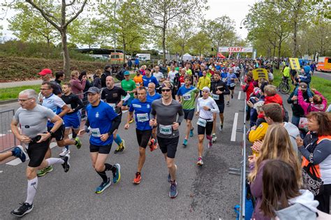 Glückliche Läuferinnen und Läufer beim Baden Marathon in Karlsruhe