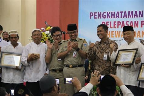 Gubernur Anies Baswedan Beri Sertifikat Juru Sembelih Halal