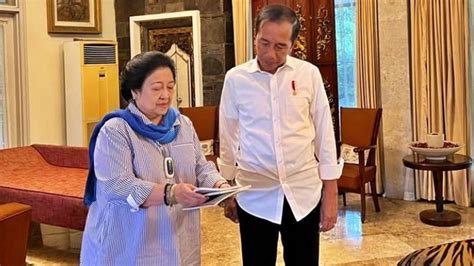 Jokowi Tertawa Soal Capres Pilihannya Sama Dengan Megawati