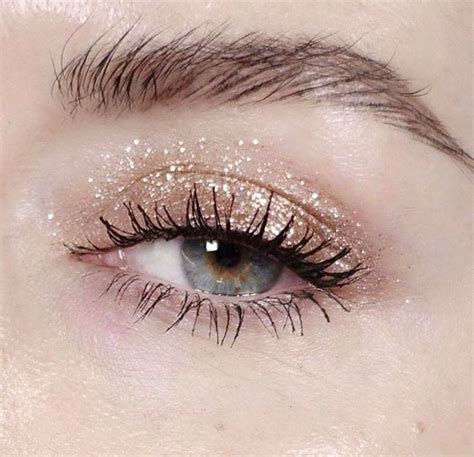 Maquillage Avec Paillettes Dor Es Sur Les Yeux Simple Party Makeup