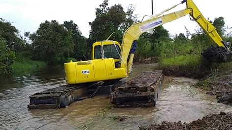 Amphibious Excavator Ultratrex Pengerukan Sungai Karangmumus Samarinda