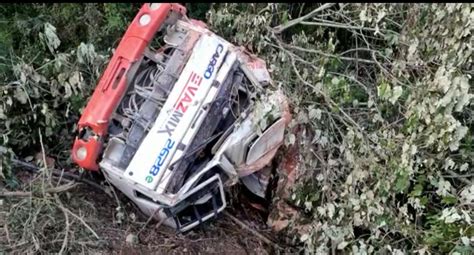 Caminhão carregado concreto tomba em estrada de São Roque