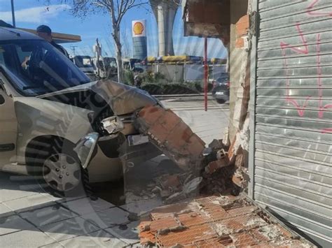 Un Veh Culo Se Estrella Contra La Fachada De Un Supermercado En