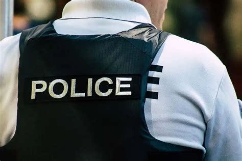 Vendée Deux policiers hors service sauvent la vie d une femme en