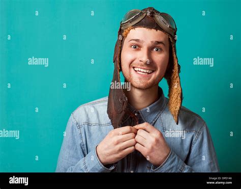 Homme Qui Rit Avec Des Dents Blanches Banque De Photographies Et D