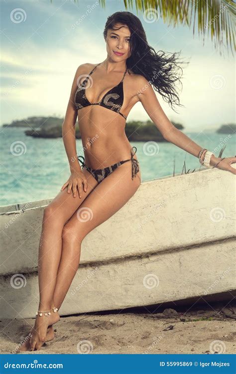 Attraktiv Asiatisk Flicka I Sexig Bikini Fotografering för Bildbyråer