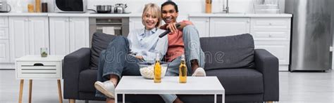 Feliz Casal Interracial Assistindo Filme Juntos Foto De Stock Imagem