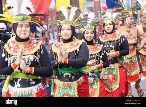 Bakena Dance From Central Kalimantan At Ben Carnival Stock Photo Alamy