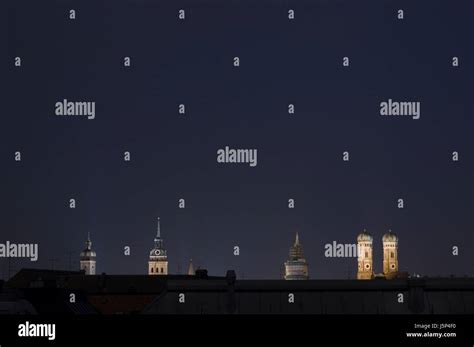 Night Nighttime Lighted Town Hall Munich Churches Emblem Dark Nachts