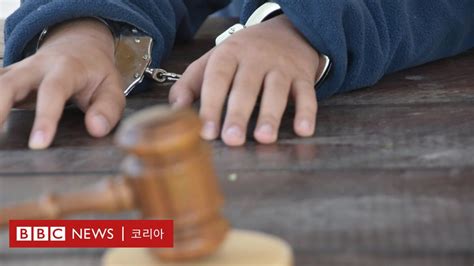 미국 6세 아이 수갑 채운 뒤 체포한 미국 경찰 논란 Bbc News 코리아