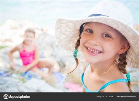 Meninas Na Praia Do Mar Fotos Imagens De © Yanlev 184725406