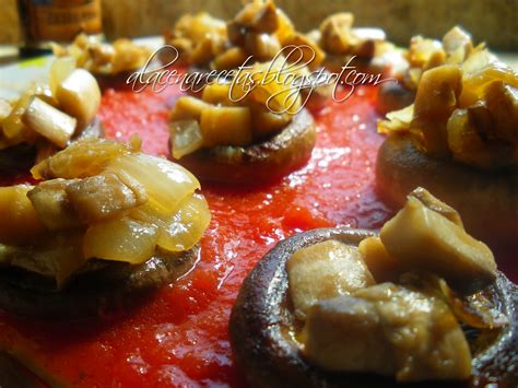 La Alacena Champi Ones Rellenos Sobre Salsa De Tomate