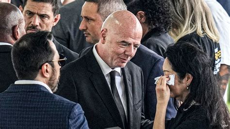 Fifa Voorzitter Infantino Groet Pel En Doet Opvallende Oproep Elk