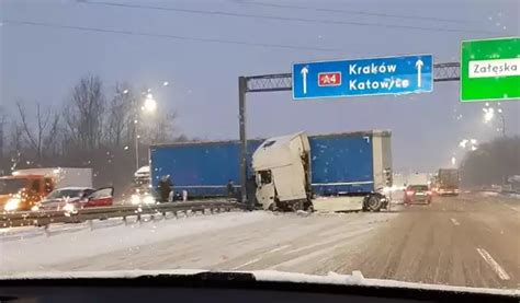 Wypadek tira w Chorzowie Samochód złamał się na A4 zablokowane