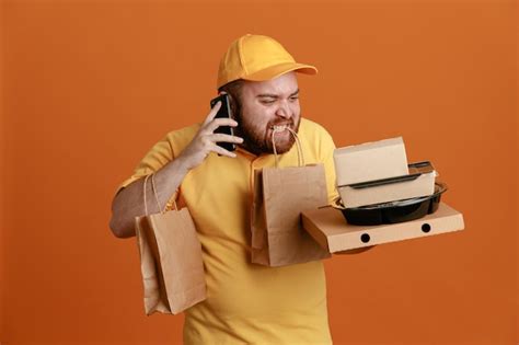 Empleado De Reparto Con Uniforme De Camiseta En Blanco Con Gorra