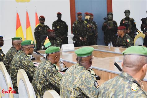 Palais Huit Officiers De Larm E Pr Tent Serment Devant Doumbouya Je