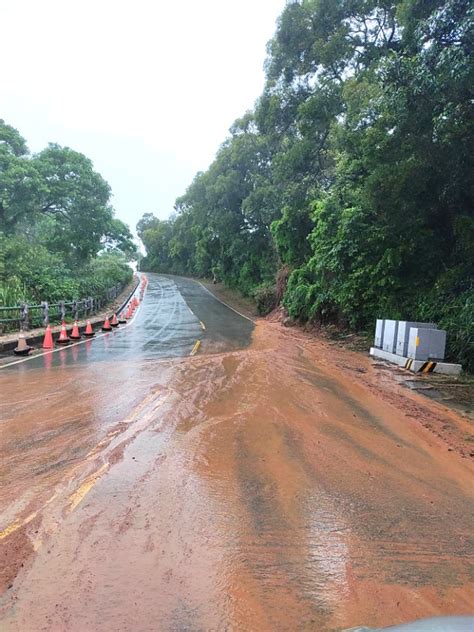 清水香賓民宿旁積水、南竿加油站路段泥水沖刷路面 動員排除 馬祖日報