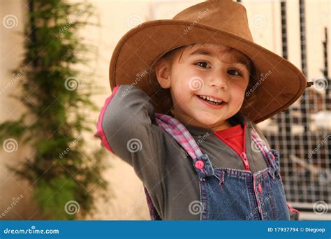 Petite Fille Avec Un Chapeau De Cowboy Photo Stock Image Du Bonheur