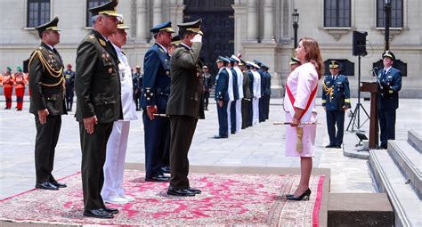 Dina Boluarte Recibió Bastón De Mando De La Pnp Y Fuerzas Armadas