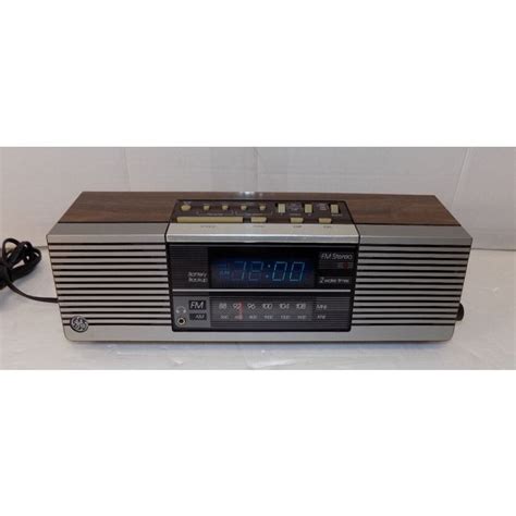 Vintage Ge Clock Radio Am Fm Model No 7 4945a Battery Back Up Dual