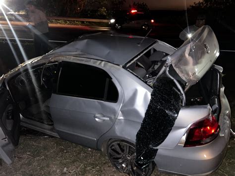 Motorista capota em Cosmópolis ao tentar desviar de cachorro