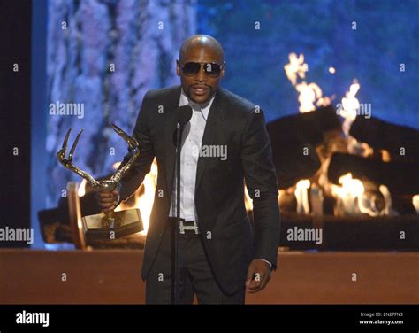 floyd mayweather accepts  tbe    award