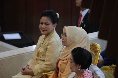 Iriana Jokowi Tampil Cantik Dengan Kebaya Kuning Elegan Di Momen Sidang