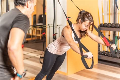 Deportista Haciendo Ejercicio Con Correas De Fitness Trx En El Gimnasio