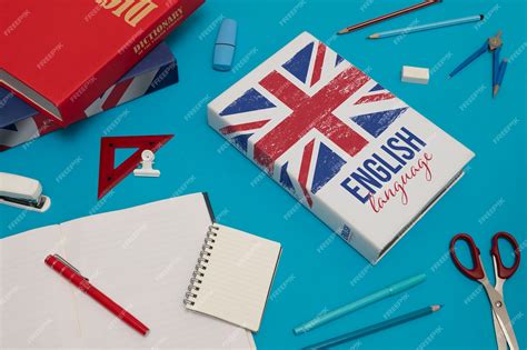Английская книга и блокнот под высоким углом | Бесплатно Фото