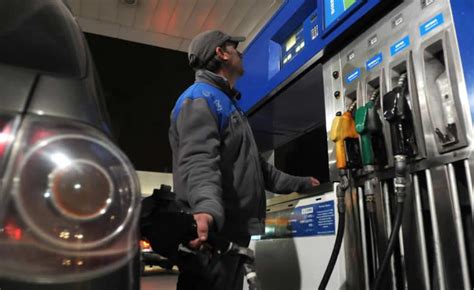 Caen Las Ventas De Combustibles En Estaciones De Servicio Por Primera