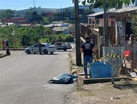 HOMEM É MORTO A TIROS NO MEIO DA RUA NA ZONA NORTE DE CAXIAS DO SUL