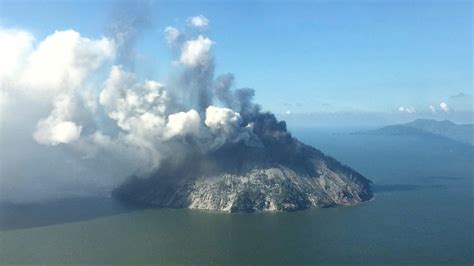 Volcano Eruption in Papua New Guinea Worsens as Mount Kadovar Blasts Out Red Rocks and Sulphur ...