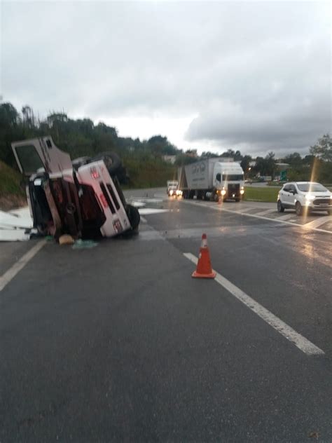 Motorista de caminhão fica gravemente ferido após tombar na Fernão Dias