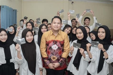 Serahkan Beasiswa Kip Kuliah Rektor Itbm Balik Diwa Harap Orang Tua