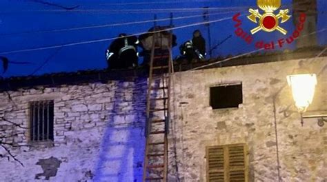 A Fuoco Il Tetto Di Una Casa A San Michele Intervento Dei Vigili Del