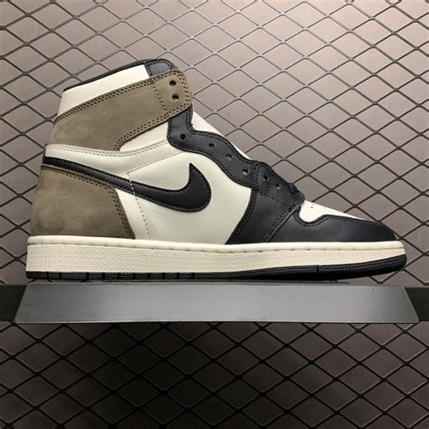 Air Jordan 1 Retro High Dark Mocha Foot Soccer Pro