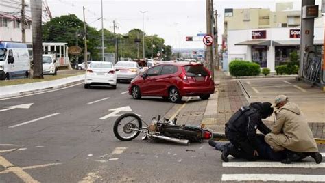 Motociclista faz conversão proibida e causa acidente na Avenida Eduardo