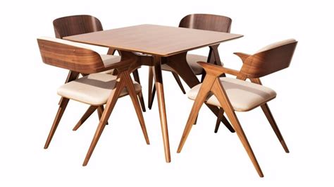 Un Juego De Comedor Aislado De Madera Y Tela Que Consta De Una Mesa Y