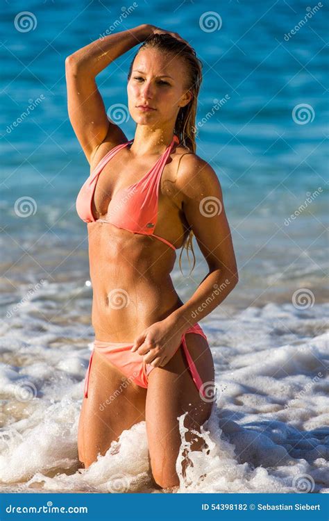 Una Donna In Bikini Alla Spiaggia Fotografia Stock Immagine Di