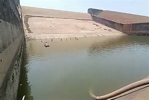 keringkan empangan demi dapatkan semula telefon bimbit astro awani