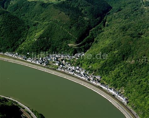 Hirzenach von oben Ortskern am Uferbereich des Rhein Flußverlaufes