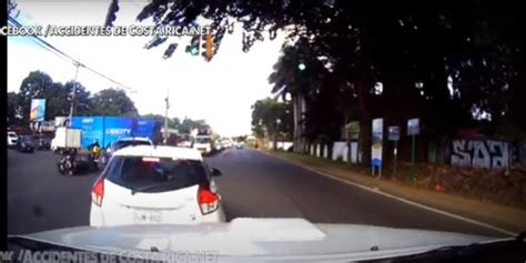 EN VIDEO POR EVITAR CHOCAR CONTRA UN MOTOCICLISTA CAE AL SUELO