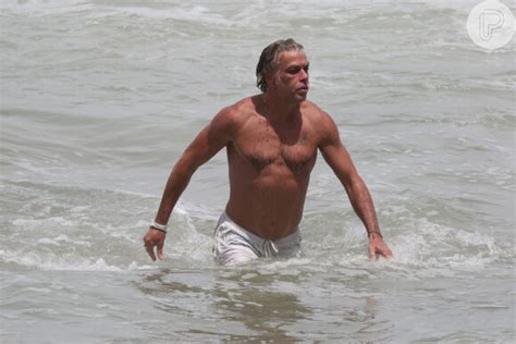 Foto Fabio Assunção exibe corpo forte em praia Purepeople