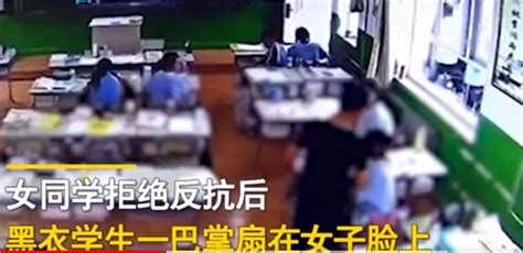 又有一例？高二女生拒绝男同学挑逗后遭暴打，校方：不知情 高二女生拒绝男同学挑逗后被暴打 黑衣 男生