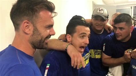 Squadra E Tifosi Festeggiano La Promozione In A YouTube