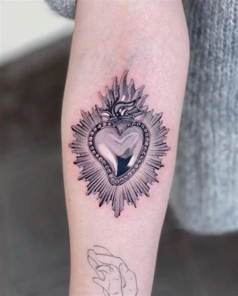 60 Sacred Heart Tattoos: A Symbolism of Love and Devotion | Art and Design