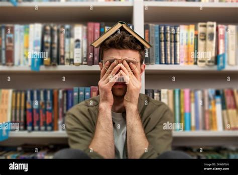 El Estudiante De Universidad Cansado Tiene Dificultad Para Estudiar