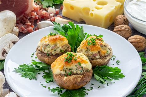 Champiñones rellenos de jamón y queso al horno cremosos y fáciles